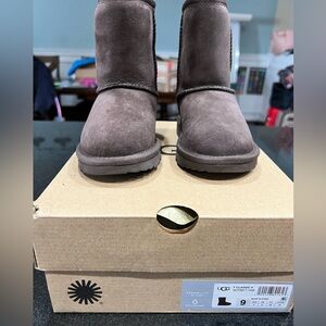 NIB Chocolate Brown Ugg Classics, 9T